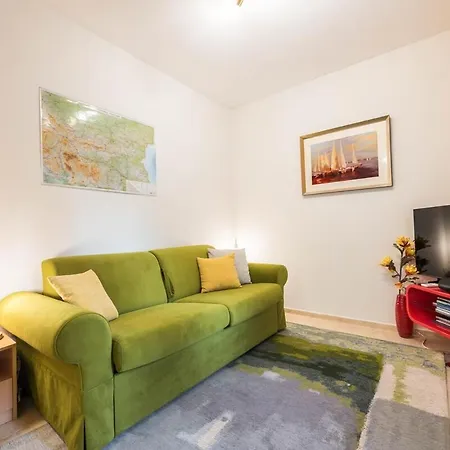 Spacious 1 Bedroom Near Sevastopol Apartment *